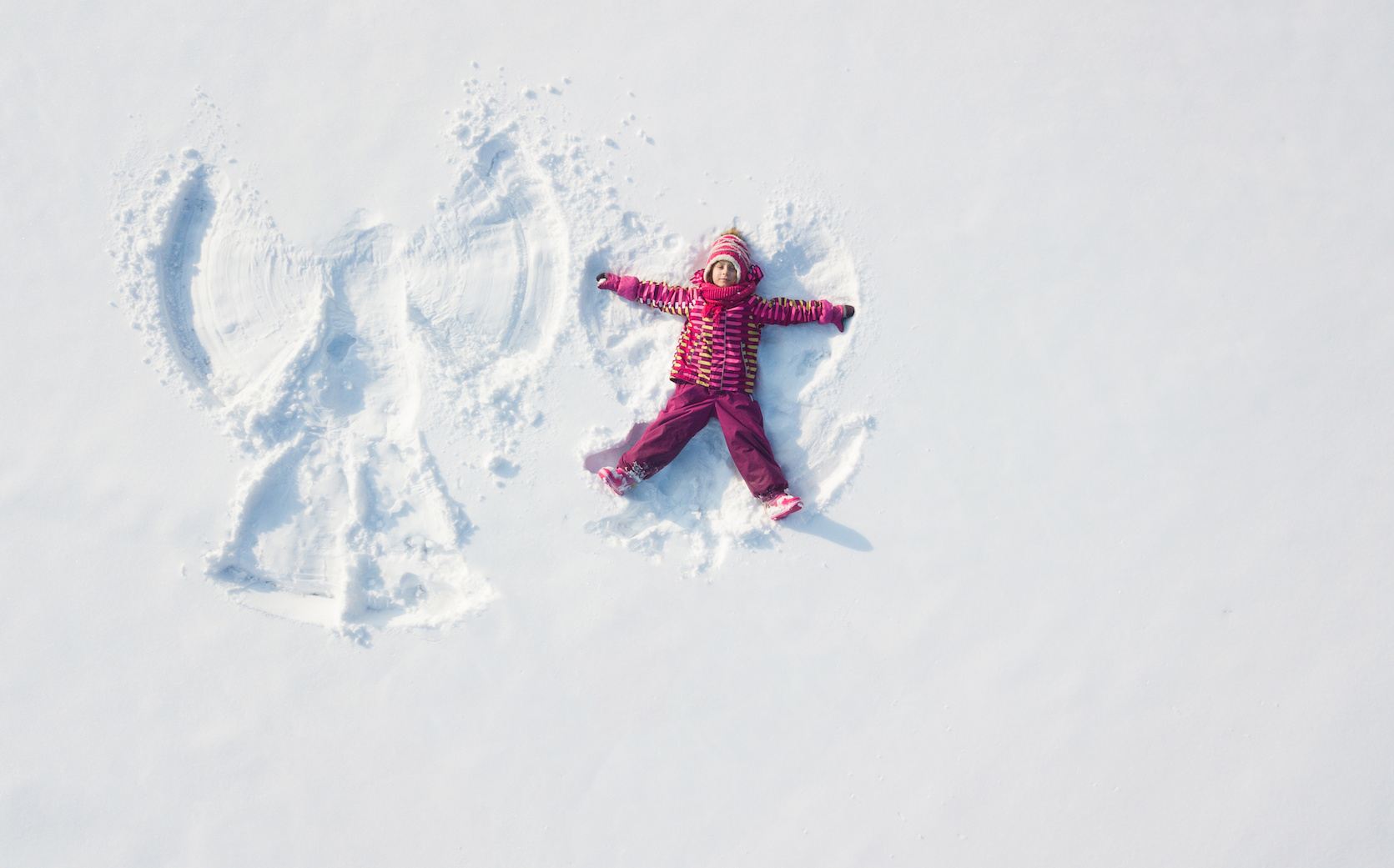 Дети делают ангела на снегу